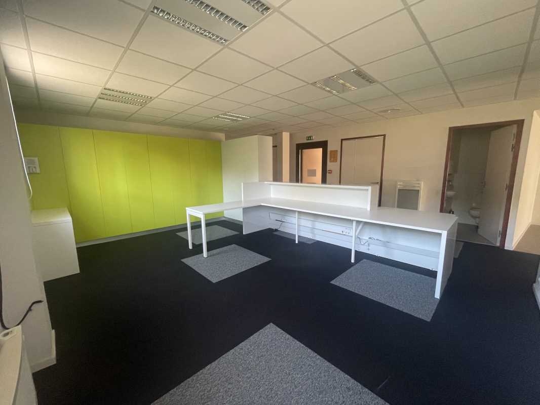 Visuel 1 de l'annonce : À louer : Bureaux de 171 m² au coeur du port de commerce à Brest