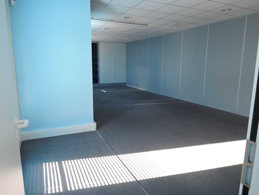 Photo du bien : à Vendre ou à Louer Bureaux 77700 BAILLY ROMAINVILLIERS offre (...)
