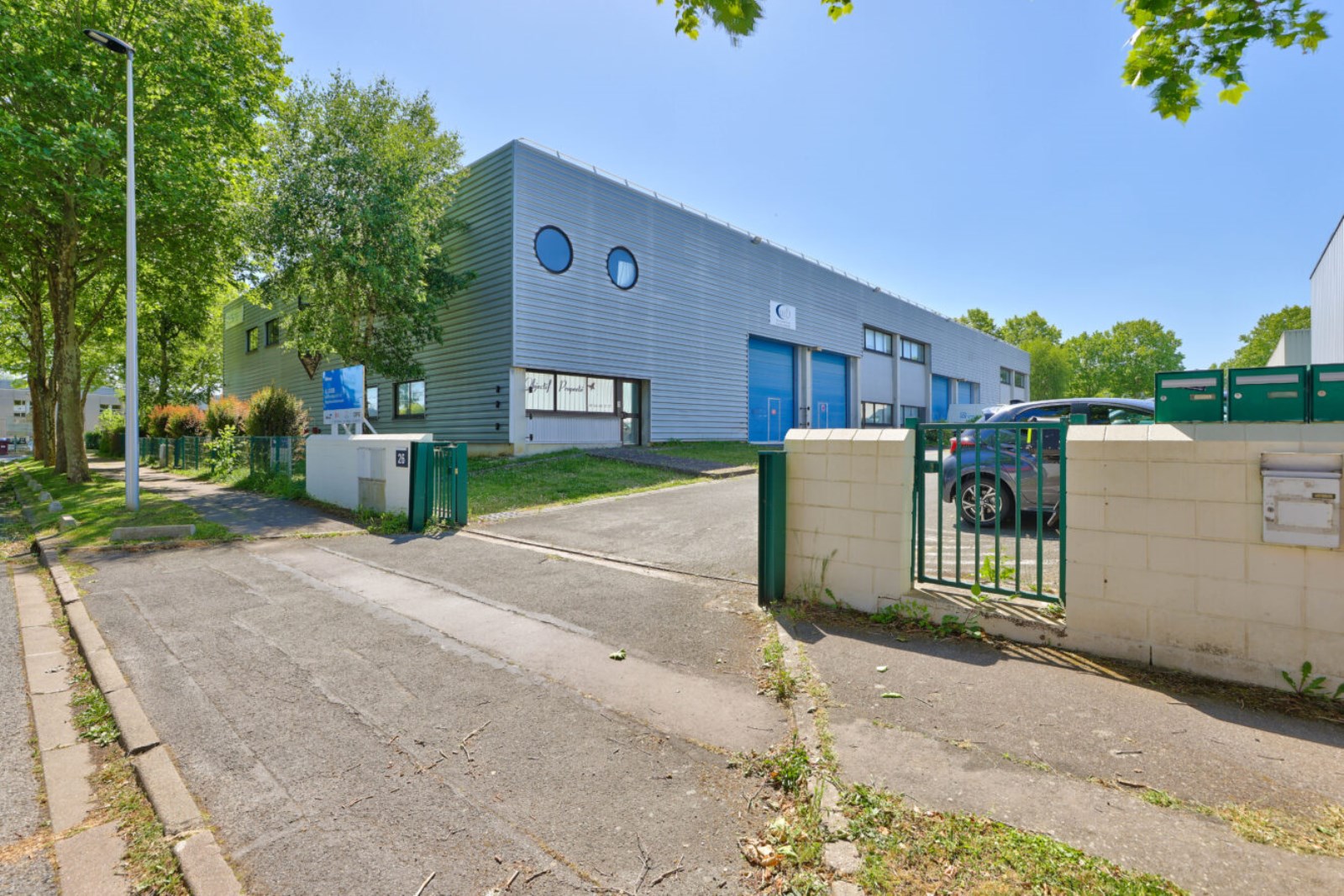 Collégien - À louer : 1 lot d'activité avec bureaux d'accompagnement, disponible immédiatement 827 m²