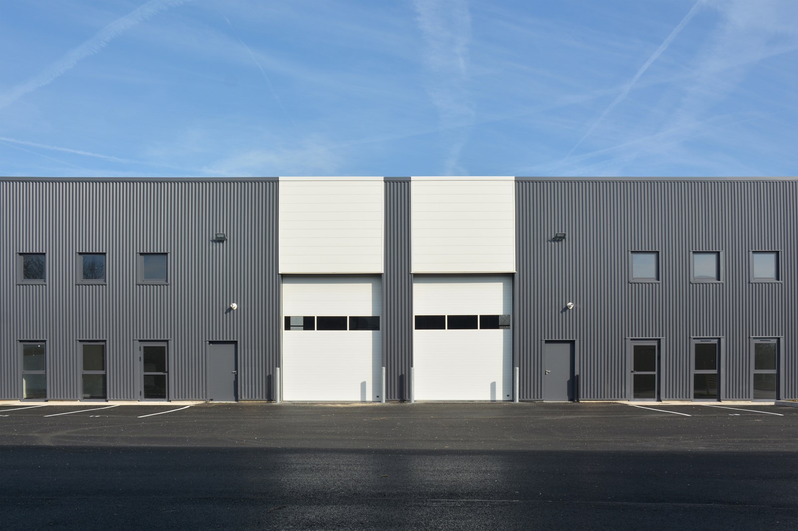 À LOUER - Activités et Bureaux 398 m² non divisibles