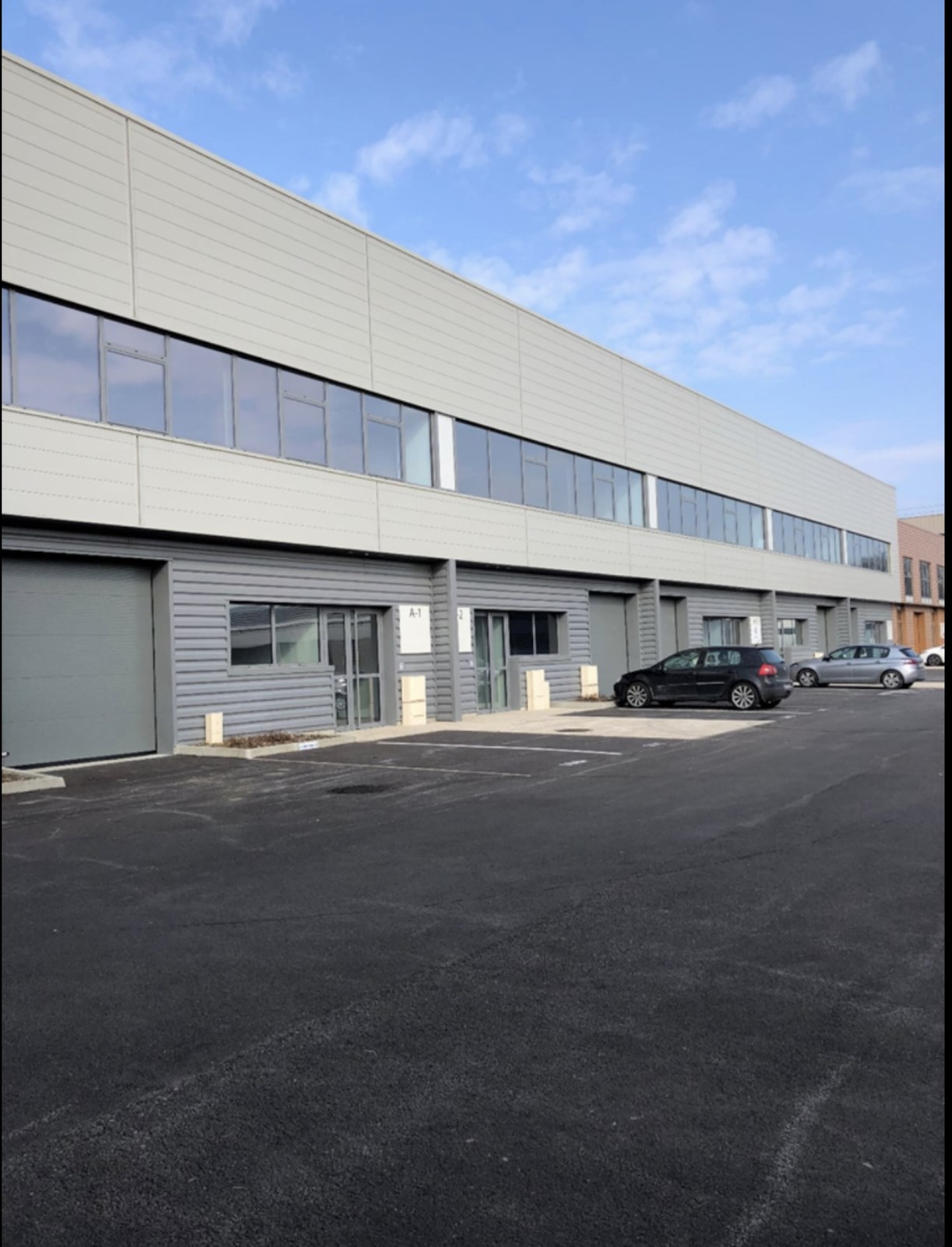 LOCAL D'ACTIVITÉS ET BUREAUX À LOUER