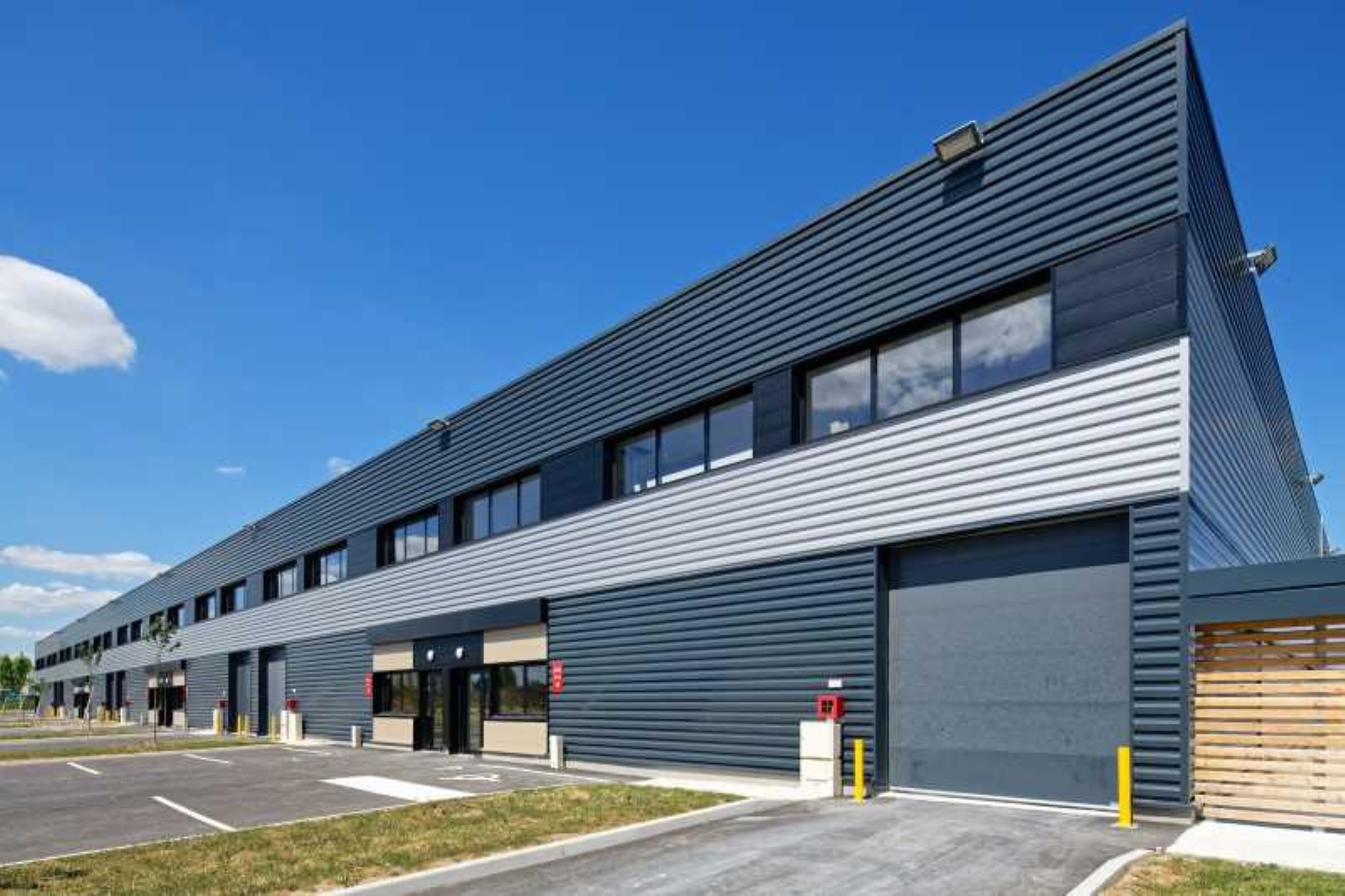 ACTIVITÉS ET BUREAUX À LOUER