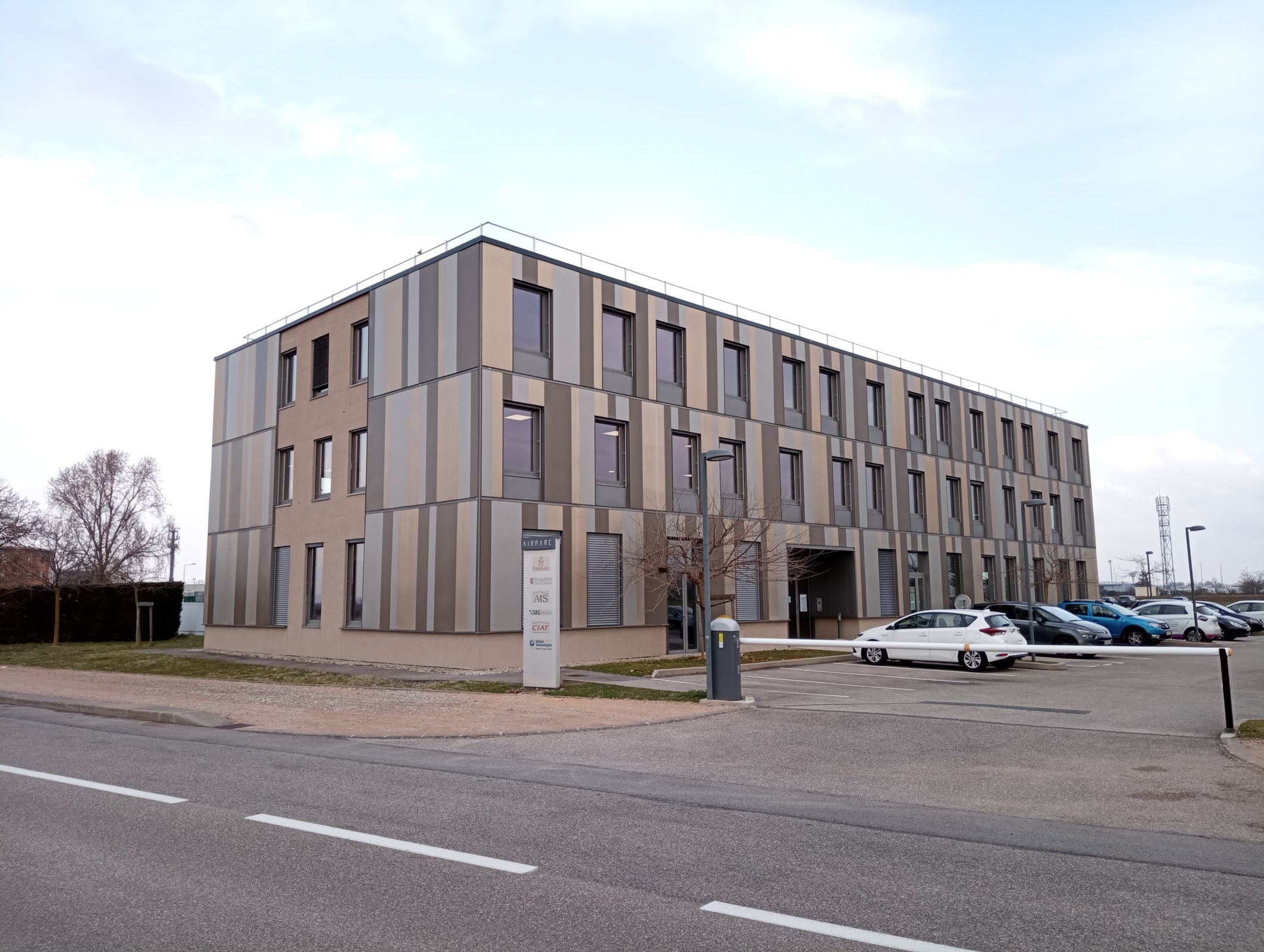 Bureaux récents / proche axes autoroutiers - 