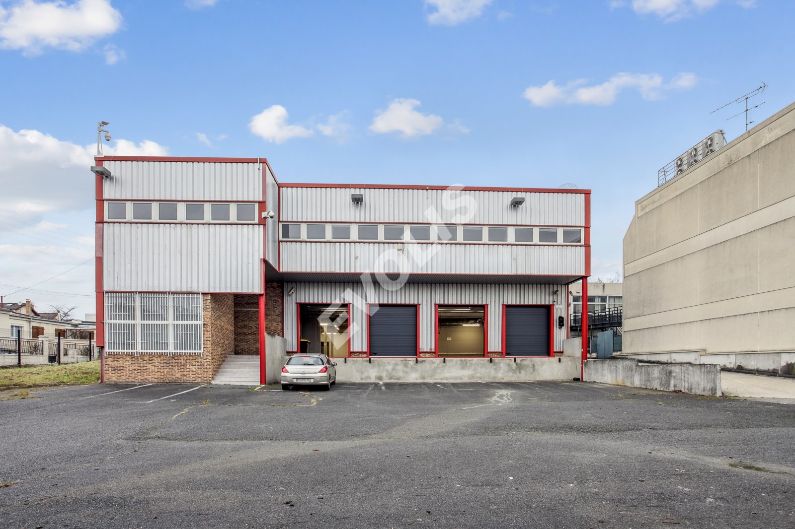 Bâtiment d'activités indépendant avec quais  - 