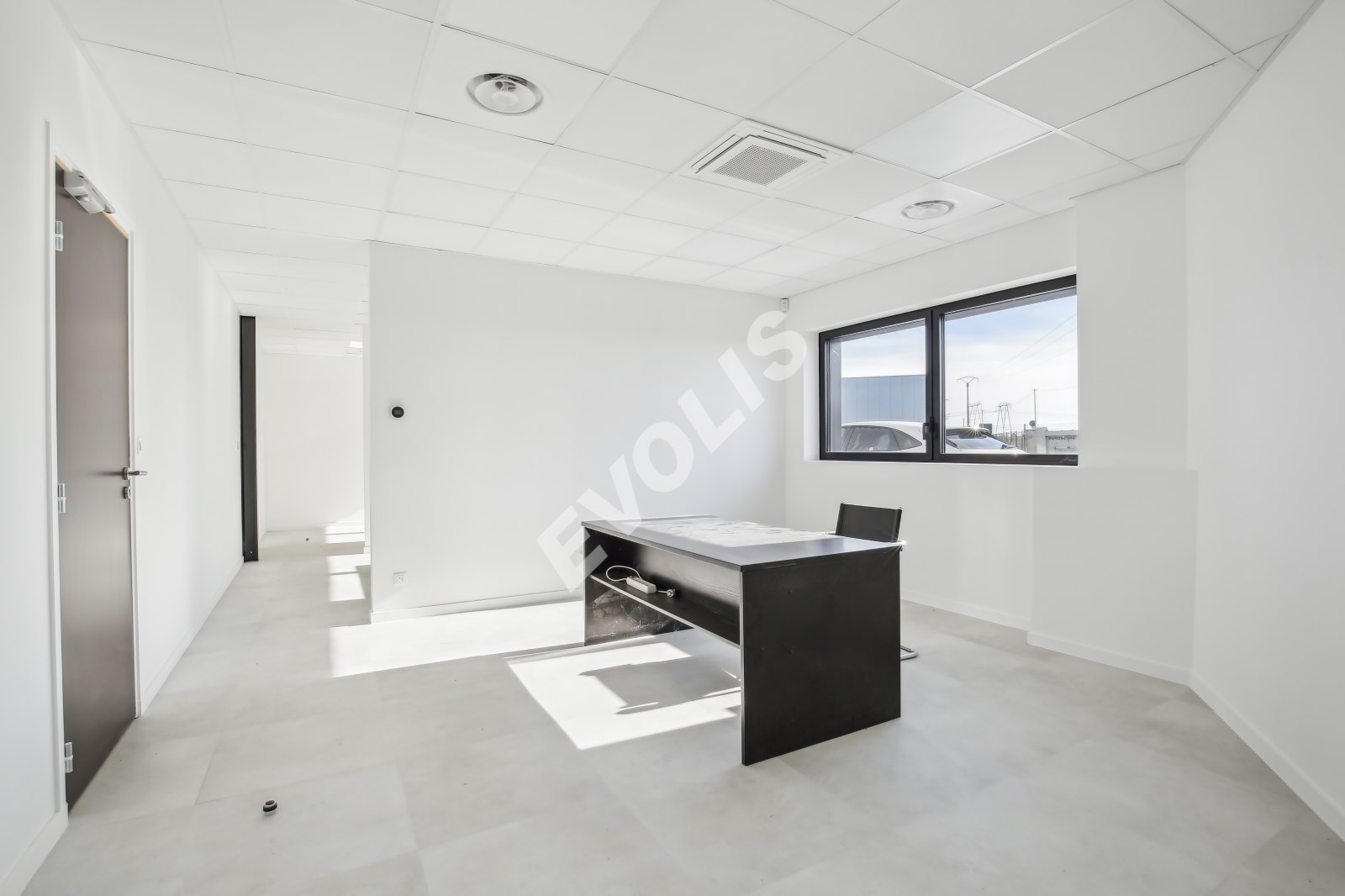 BUREAUX ET STOCKAGE DANS UN BATIMENT NEUF  - 