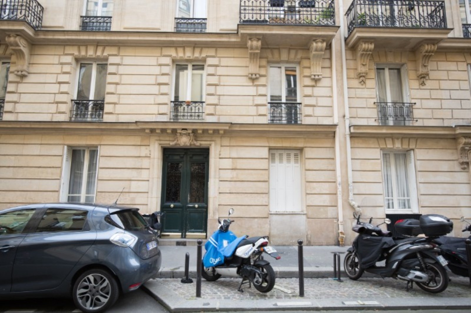 REZ-DE-CHAUSSÉE SUR COUR AU CALME