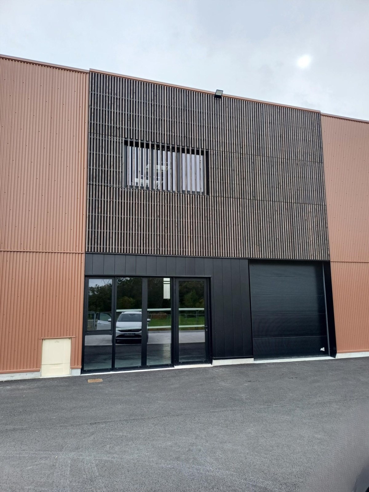 BUREAUX NEUFS AMENAGES, SUD LOIRE. - 