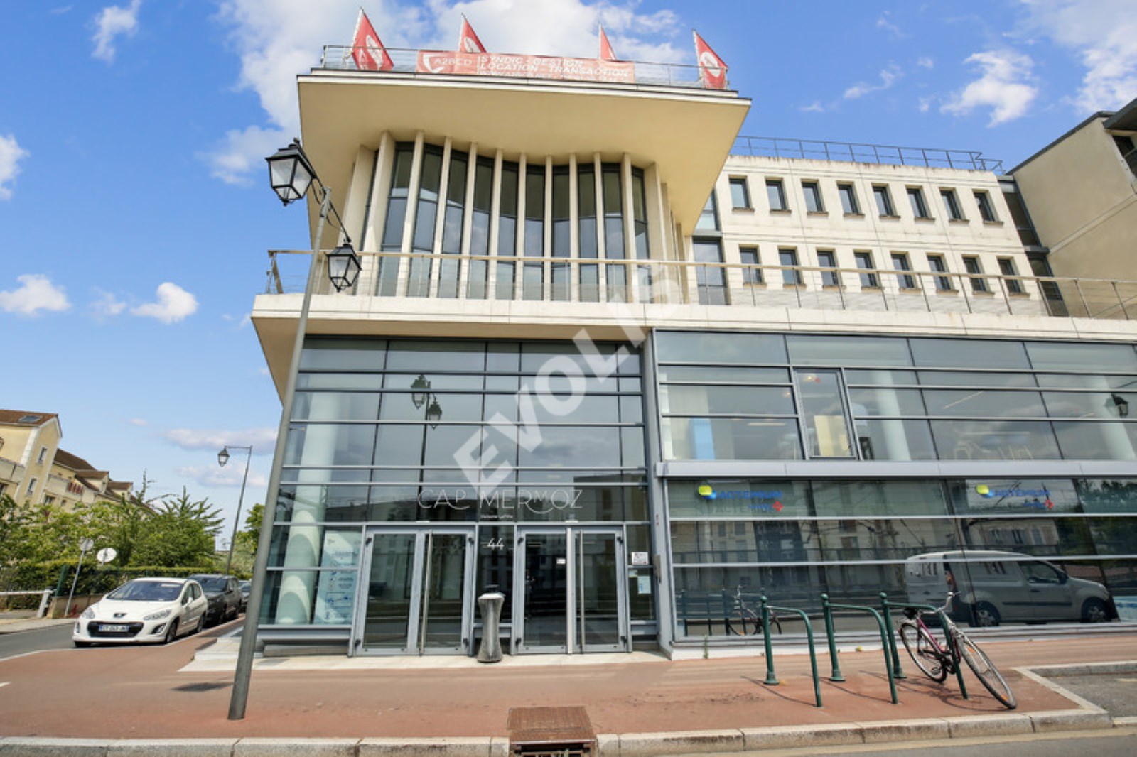 BUREAUX DE STANDING AU PIED DU RER A - 