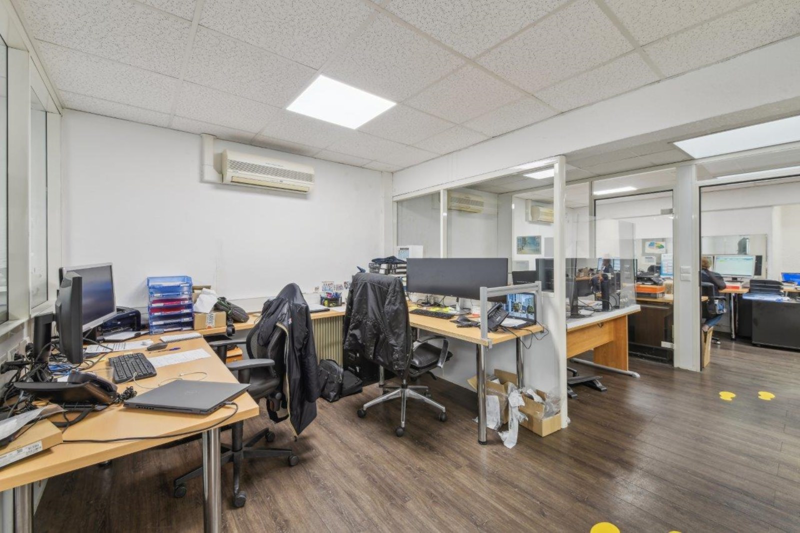 Espace de stockage et bureaux