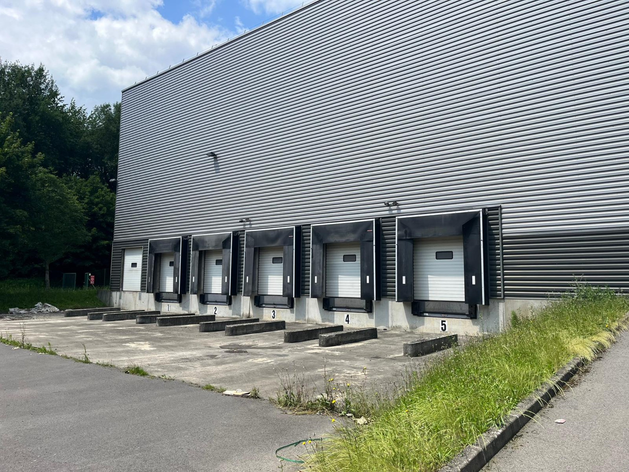 Bâtiment indépendant à louer au pied de l'A4