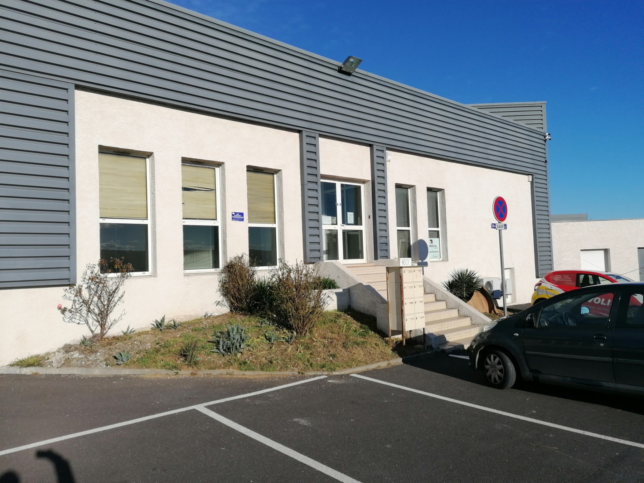 Bureaux proches de l'Autoroute et à 3 min d'une arrêt SNCF (Nimes / Montpellier)