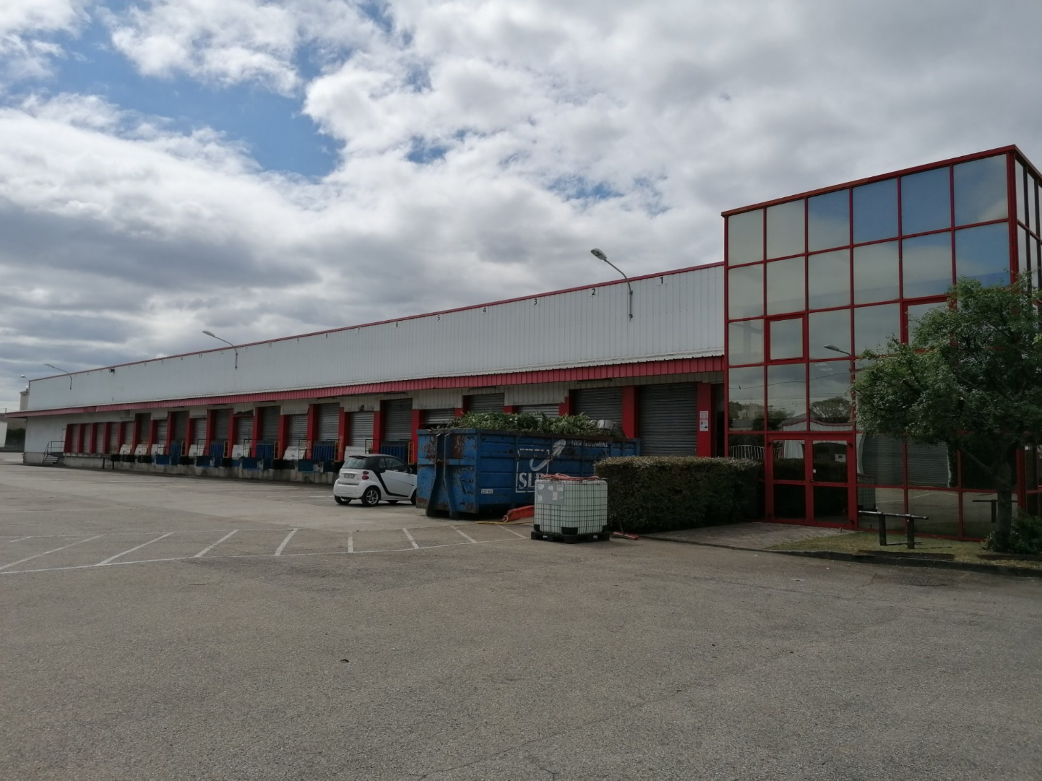 BATIMENT LOGISTIQUE INDEPENDANT AVEC 50 QUAIS - 