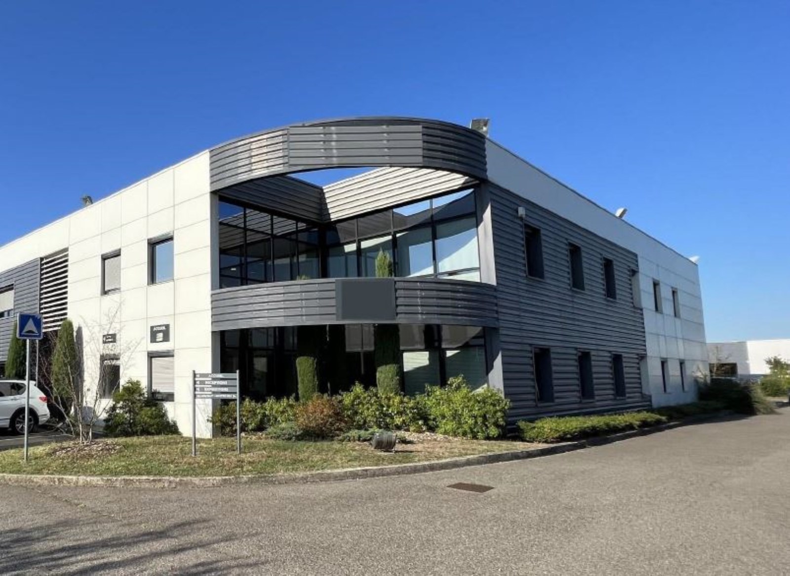 BEAU BATIMENT TRES POLYVALENT - 