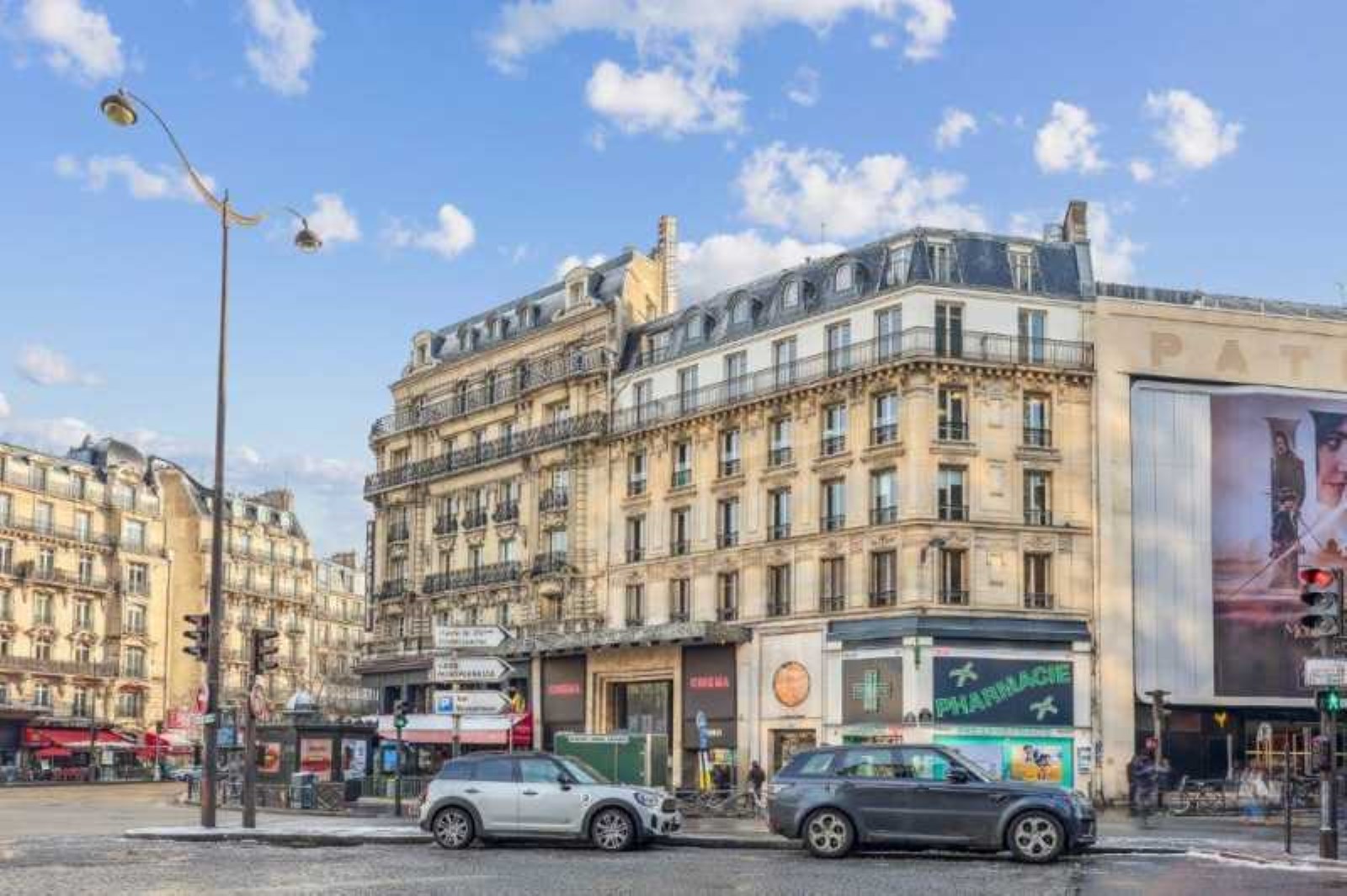 Au pied de la Gare Montparnasse - 