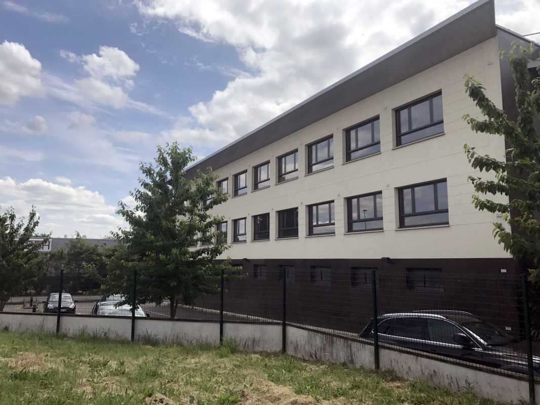Photo du bien : à Louer Bureaux et Activités 78570 CHANTELOUP LES VIGNES offre (...)