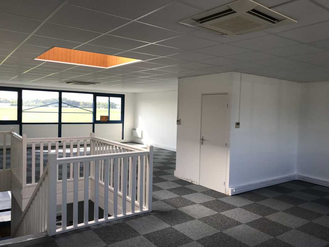 Photo du bien : à Louer Locaux d'activité 77183 CROISSY BEAUBOURG offre 489753