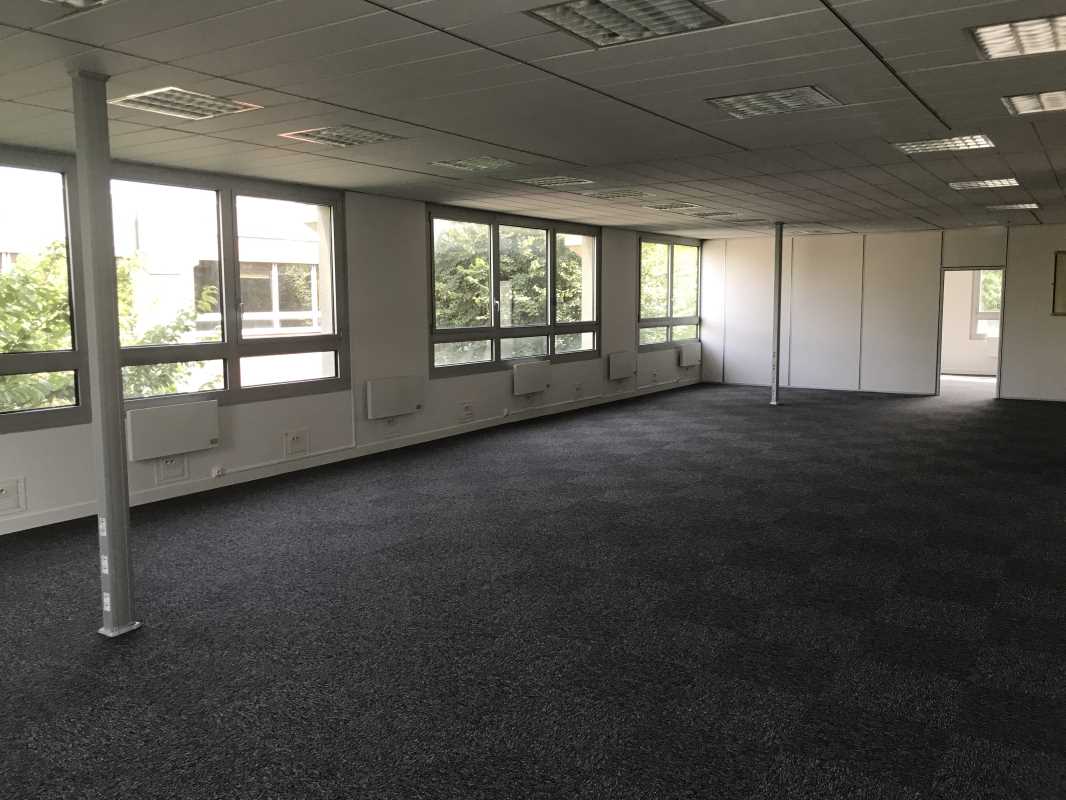 Photo du bien : à Louer Bureaux et Activités 77184 EMERAINVILLE offre 501366