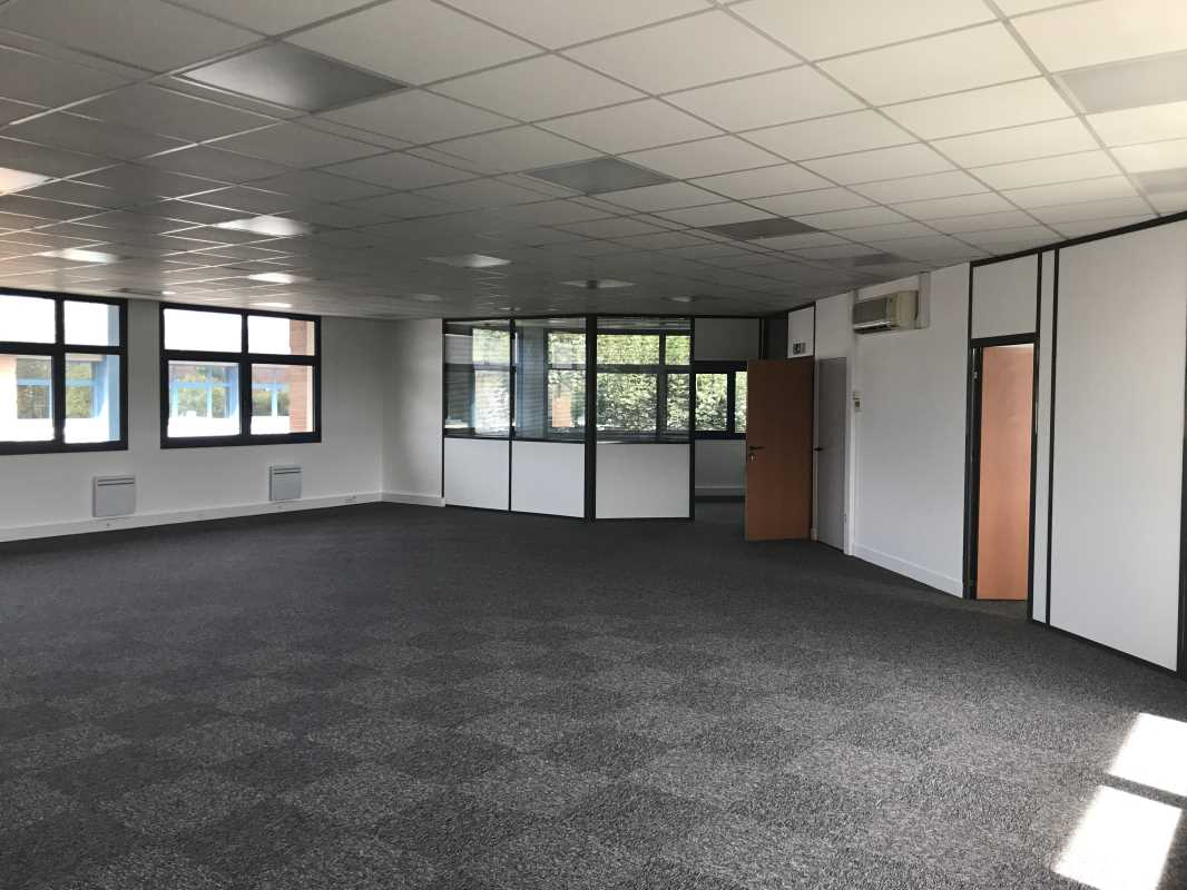 Photo du bien : à Louer Activités et Bureaux 77184 EMERAINVILLE offre 554602