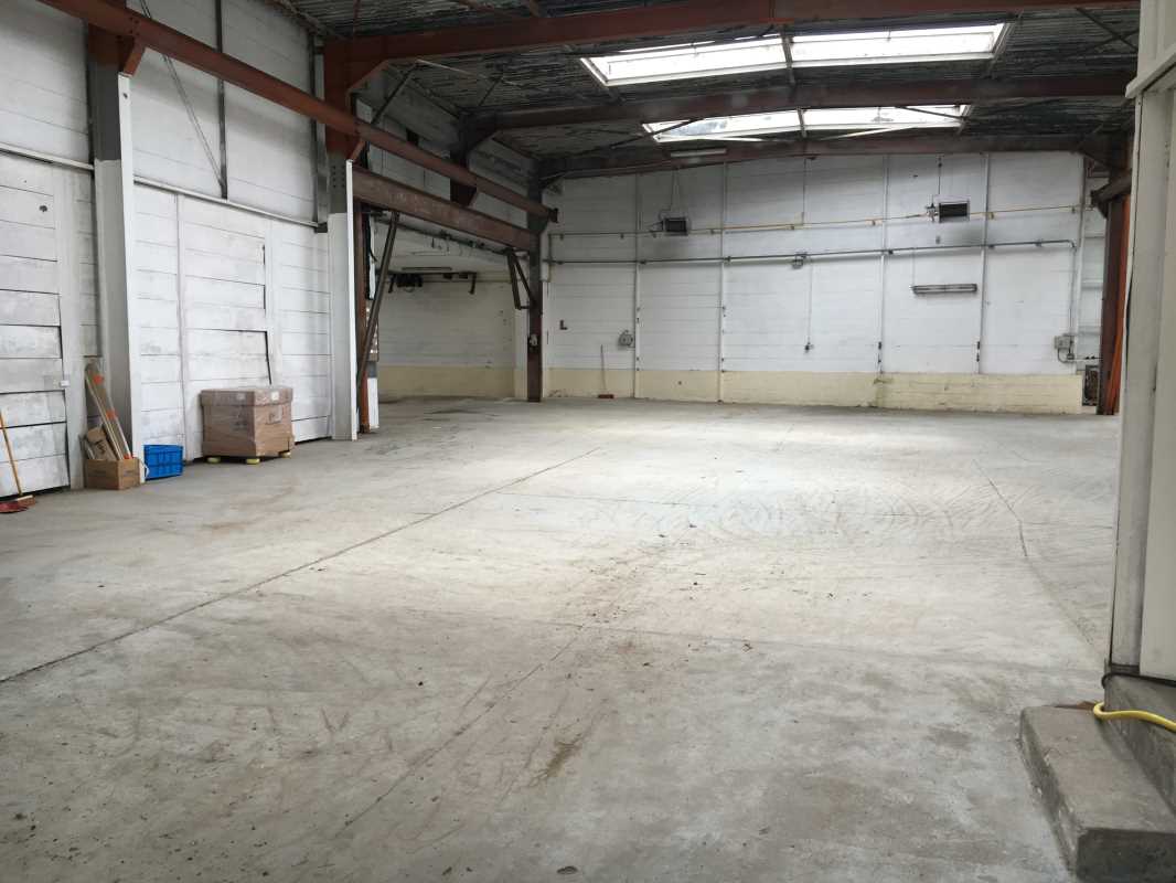 Photo du bien : à Vendre ou à Louer Locaux d'activité 95290 L'ISLE ADAM offre (...)
