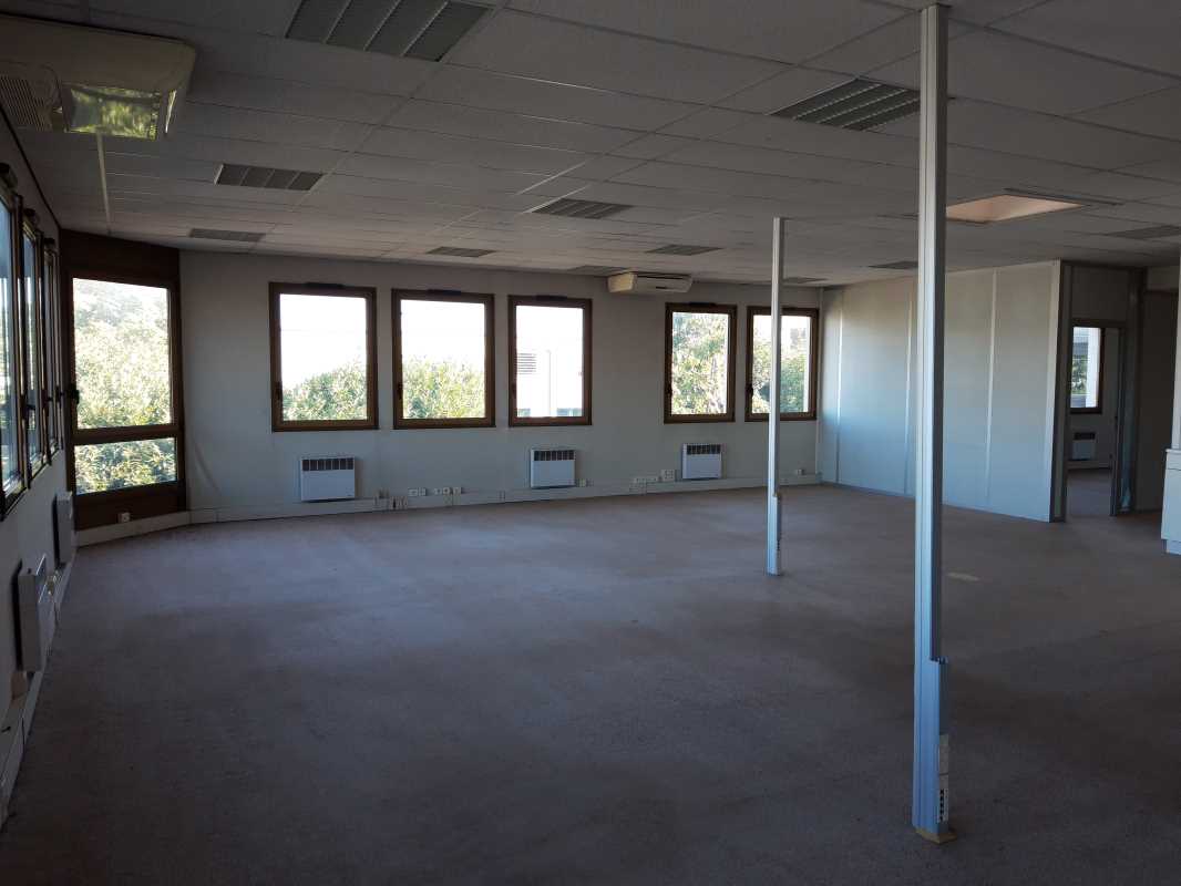 Photo du bien : à Louer Bureaux et Activités 91830 LE COUDRAY MONTCEAUX offre (...)