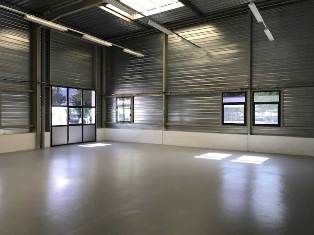 Photo du bien : à Vendre Locaux d'activité 91280 SAINT PIERRE DU PERRAY offre (...)