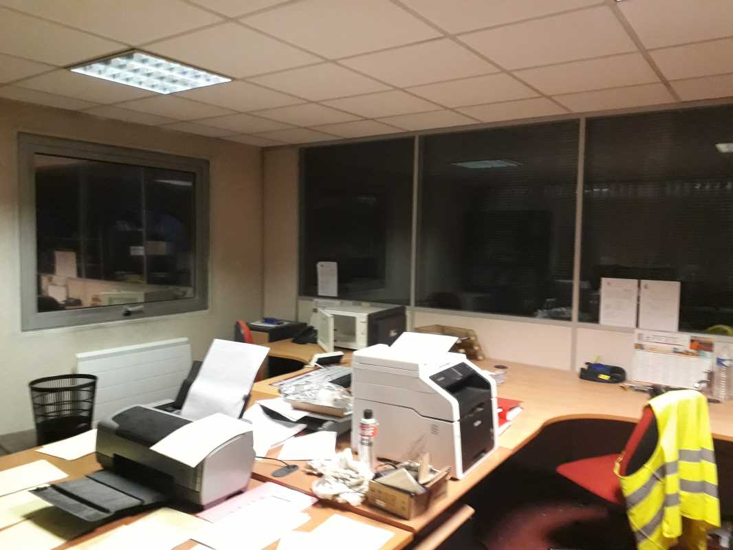Photo du bien : à Vendre Locaux d'activité 91140 VILLEBON SUR YVETTE offre (...)