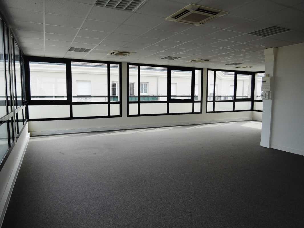 Photo du bien : à Vendre ou à Louer Bureaux 77600 BUSSY SAINT GEORGES offre 701081