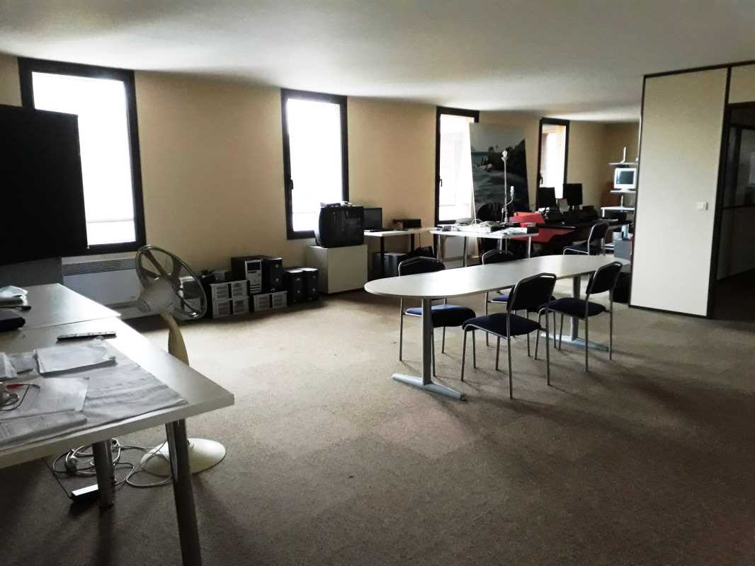 Photo du bien : à Vendre ou à Louer Bureaux 77700 MAGNY LE HONGRE offre 757390