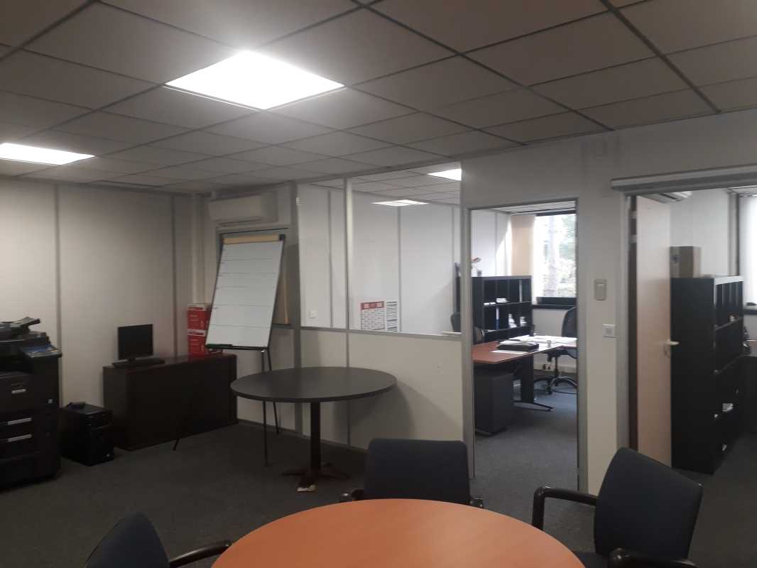 Photo du bien : à Vendre Activités et Bureaux 91140 VILLEBON SUR YVETTE offre (...)