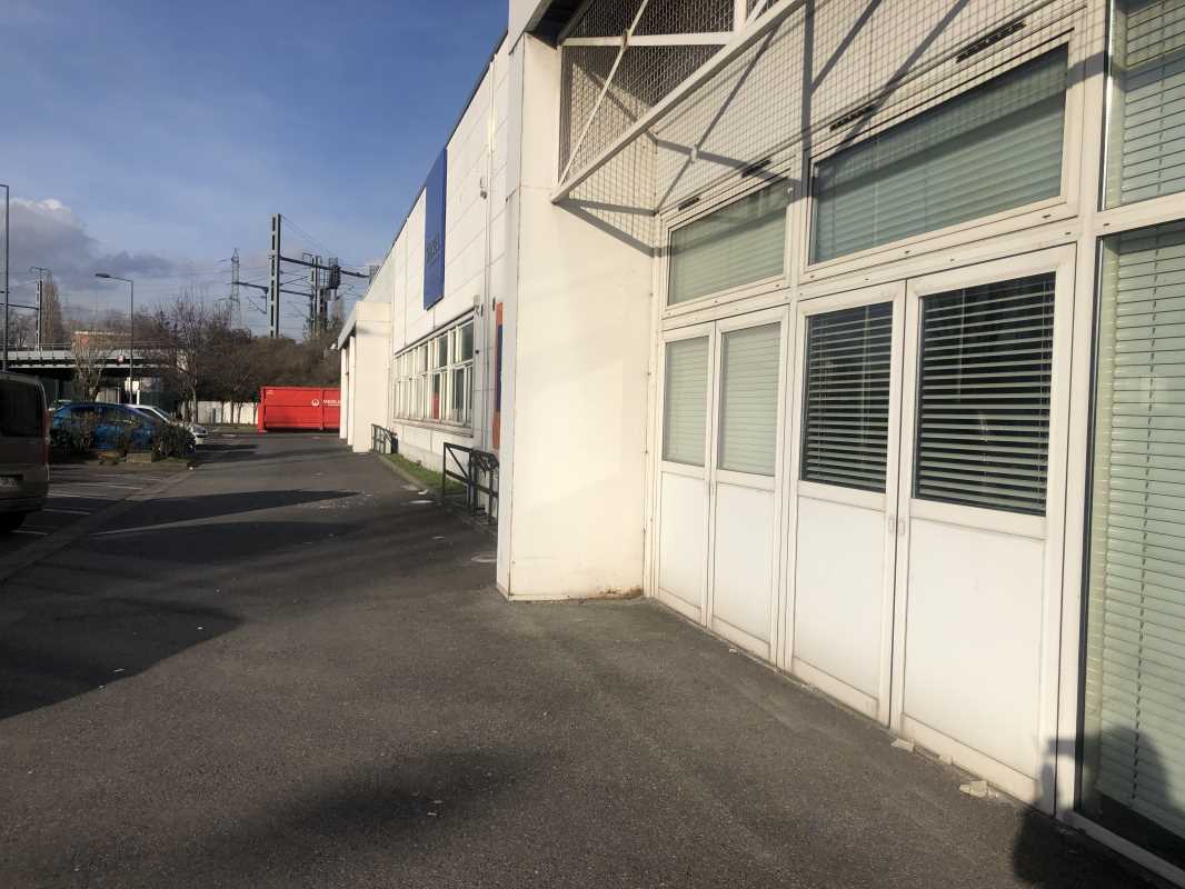 Photo du bien : à Louer Activités et Locaux commerciaux 93200 SAINT DENIS offre (...)