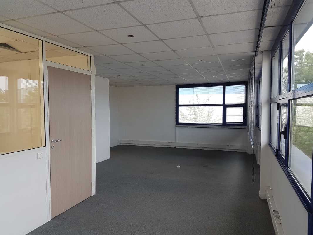 Photo du bien : à Louer Entrepôt et Locaux d'activité 91700 SAINTE GENEVIEVE DES BOIS (...)