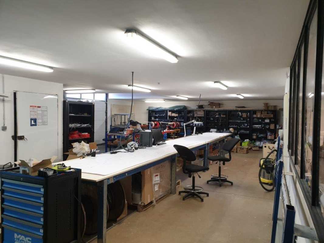 Photo du bien : à Louer Locaux d'activité 78320 LE MESNIL SAINT DENIS offre (...)