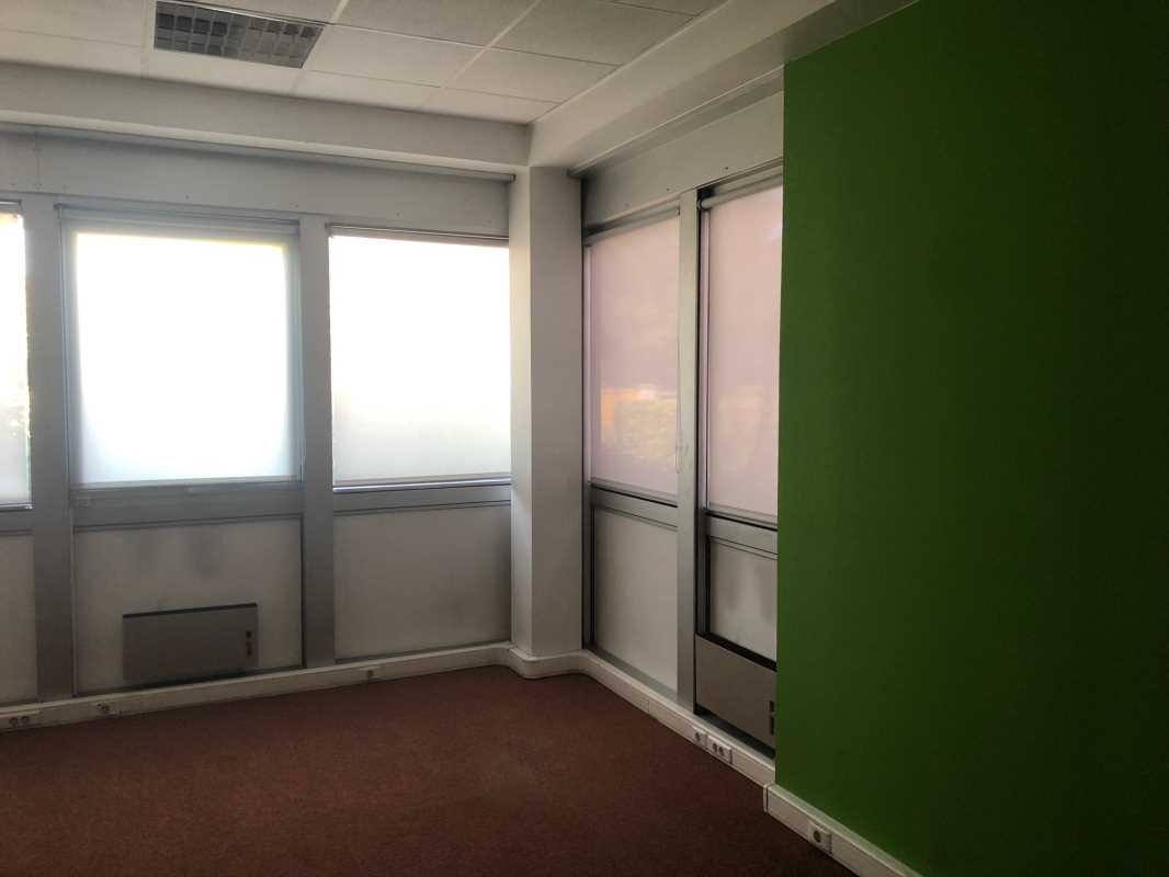 Photo du bien : à Louer Activités et Bureaux 78500 SARTROUVILLE offre 817552