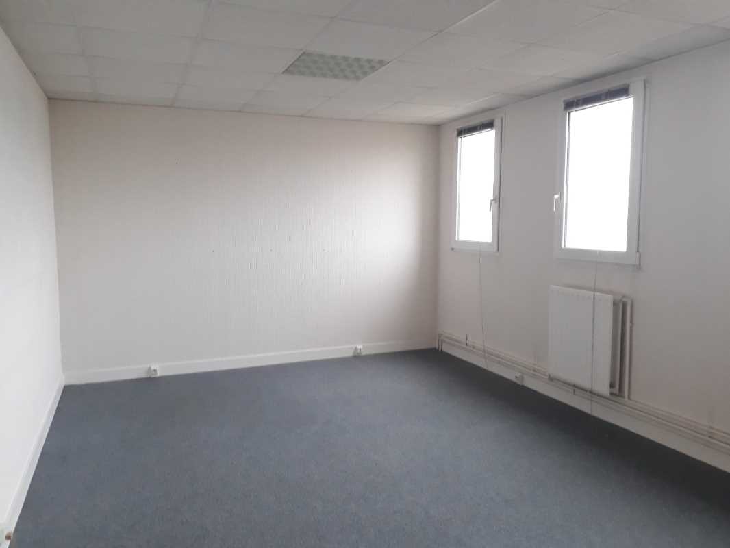 Photo du bien : à Louer Bureaux et Activités 78530 BUC offre 844602