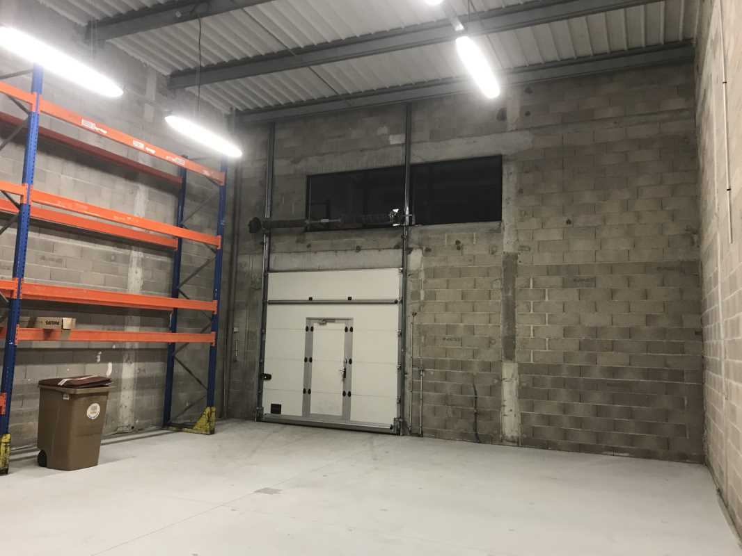 Photo du bien : à Vendre ou à Louer Locaux d'activité 91280 SAINT PIERRE DU PERRAY offre (...)