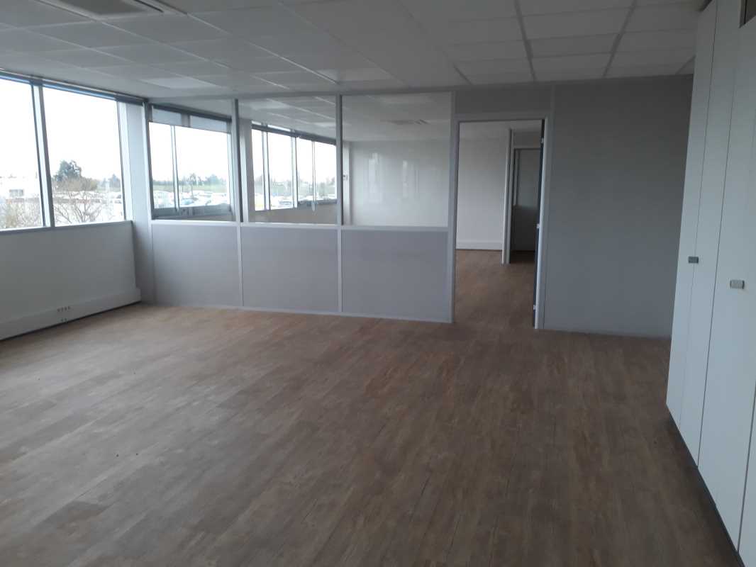 Photo du bien : à Louer Bureaux et Activités 78530 BUC offre 862066