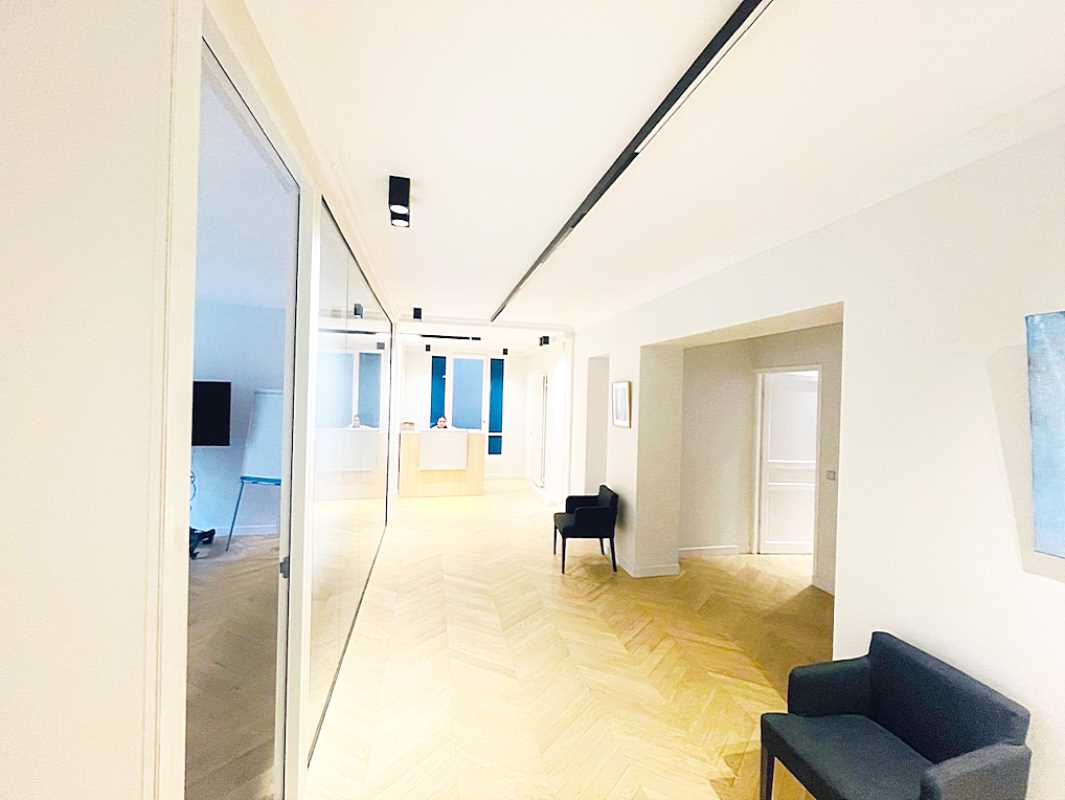 Bureaux de 324 m² À louer à Paris 8e Arrondissement