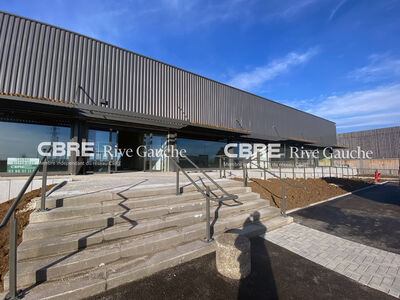 Visite virtuelle disponible ! Bâtiment autonome composé de 3 lots bénéficiant d'un emplacement géographique de 1er ordre, au sein de la zone commerciale de Vendenheim.
Linéaire vitrine: 2x20m