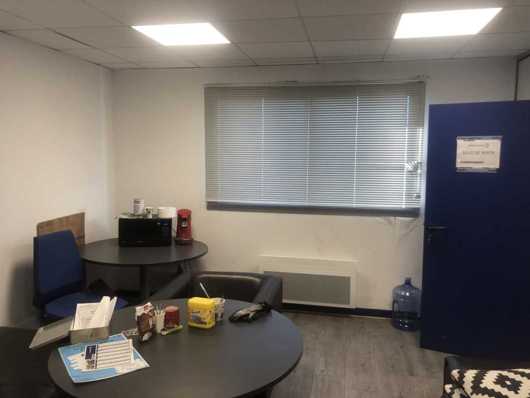 Visuel 2 de l'annonce : A LOUER BATIMENT DE STOCKAGE CHATEAULIN