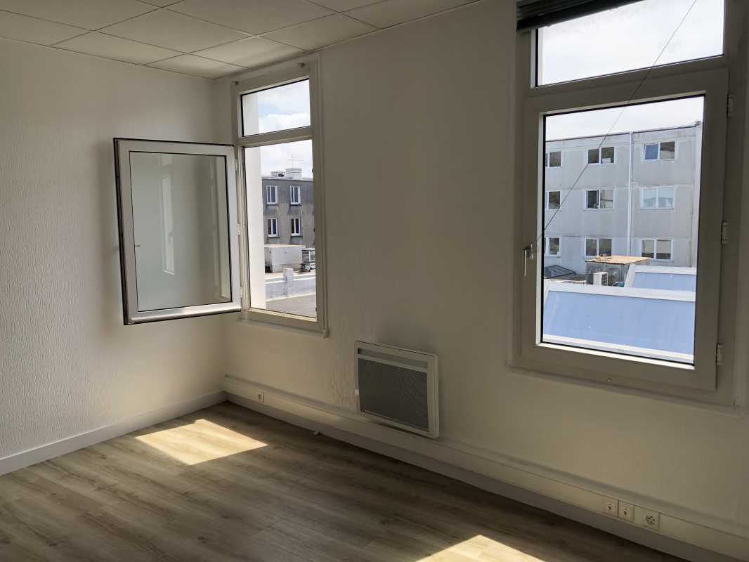 Visuel 3 de l'annonce : A LOUER PLATEAU DE BUREAUX 70 M² PORT DE COMMERCE BREST