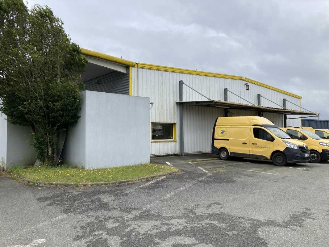 Visuel 2 de l'annonce : A LOUER LOCAUX ACTIVITES 889 M² GOUESNOU