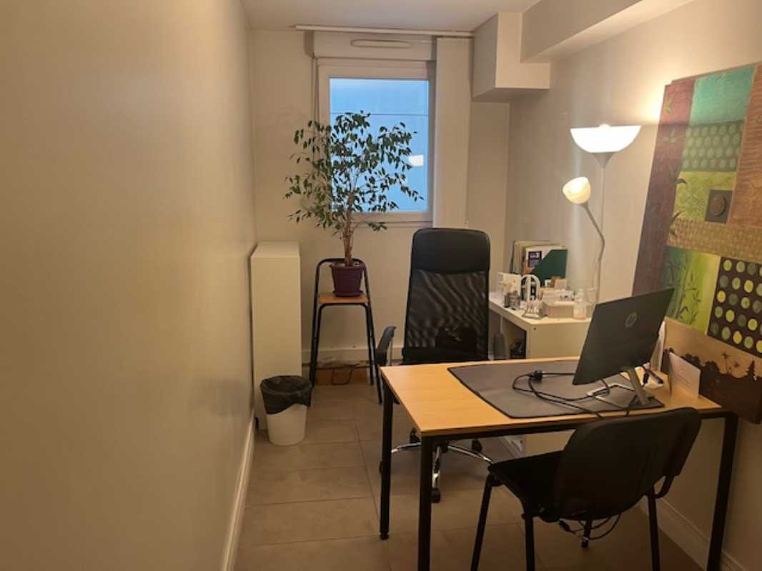 A LOUER - BUREAUX SPACIEUX ET FONCTIONNELS - 210 M²