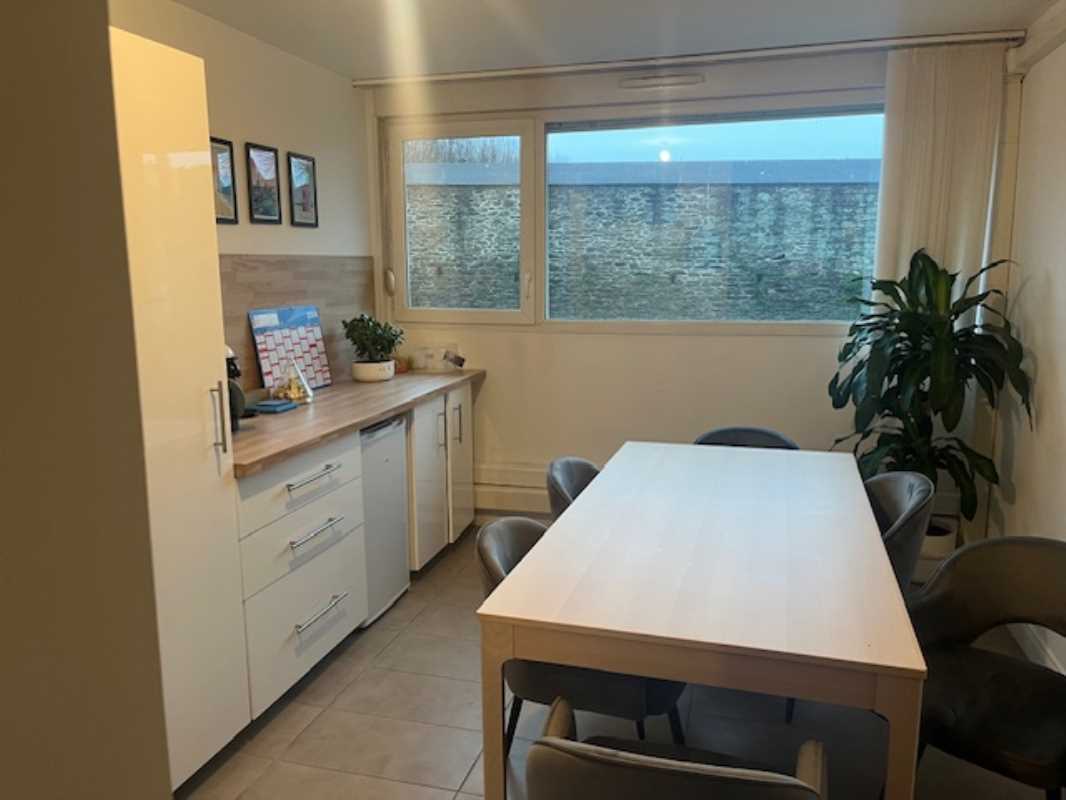 Visuel 7 de l'annonce : A LOUER - BUREAUX SPACIEUX ET FONCTIONNELS - 210 M²