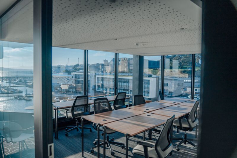 BUREAUX PARTAGES OU PRIVATIFS AVEC VUE SUR LA MARINA ET LA RADE DE BREST