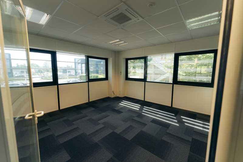 Visuel 9 de l'annonce : PLATEAU DE BUREAUX A LOUER KERGARADEC 