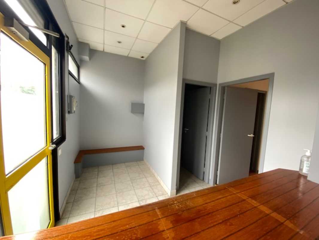 Visuel 8 de l'annonce : A LOUER LOCAL PROFESSIONNEL D'ENVIRON 40 M² PLOUZANE